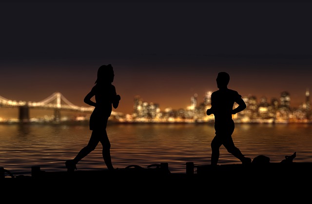 siluety dvou běžců – muž a žena